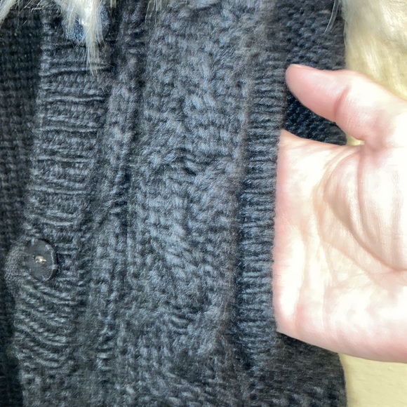 Cable Knit Vest Cabincore Wool Blend Faux Fur Trim Charcoal - Picture 12 of 16